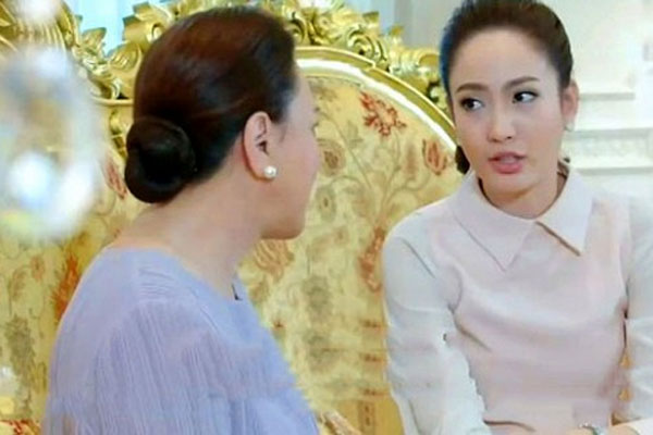 Chồng cũ đang gân cổ đòi tài sản trước tòa thì mẹ chồng tôi chống gậy đến, bà thưa tòa rồi quay sang nắm tay tôi và bảo: Tài sản của mẹ cho con hết-3