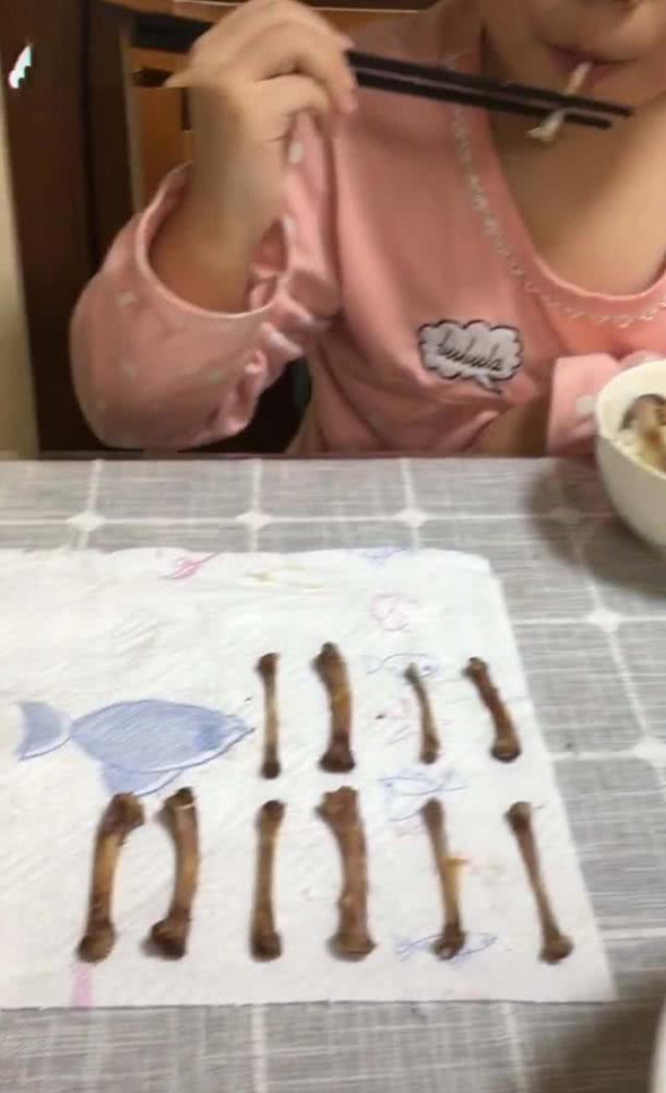 Bà mẹ đăng ảnh con gái trong bữa ăn để khoe con ngăn nắp nhưng người xem lại giục cô nhanh chóng đưa con đi khám bác sĩ-3