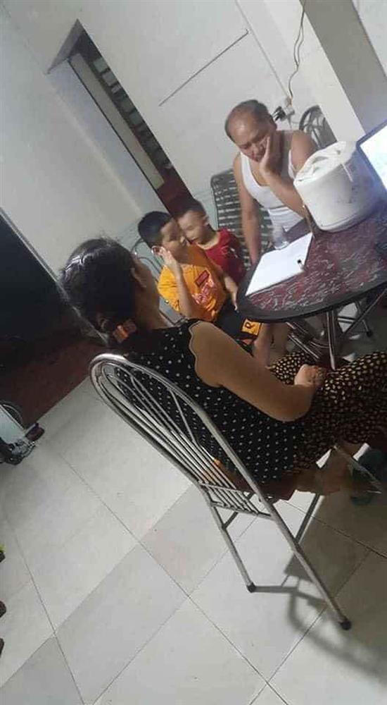 Giáo viên yêu cầu bật camera để kiểm tra bài cũ, chiêu đối phó của học sinh láu cá khiến tất cả cạn lời-3