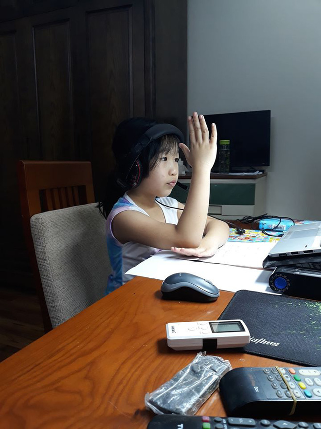 Giáo viên yêu cầu bật camera để kiểm tra bài cũ, chiêu đối phó của học sinh láu cá khiến tất cả cạn lời-4