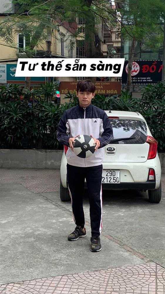 Giáo viên yêu cầu bật camera để kiểm tra bài cũ, chiêu đối phó của học sinh láu cá khiến tất cả cạn lời-5