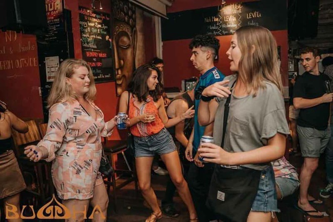 Chiêu trốn cách ly của người từng tới quán bar Buddha-2