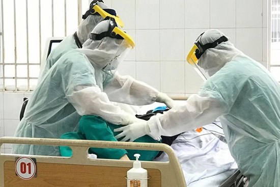 Một bệnh nhân dương tính virus SARS CoV -2 phải dùng máy thở