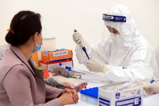 Khách Tây gặp tai nạn, đi cấp cứu Hà Nội xét nghiệm dương tính Covid-19