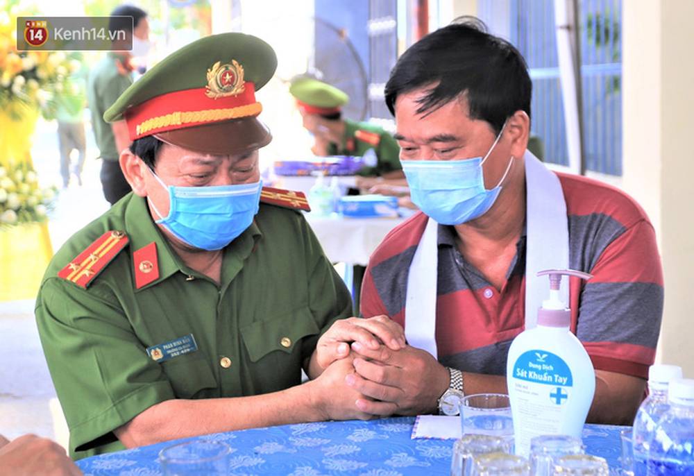 Nghẹn lòng lễ tang của 2 chiến sĩ công an hi sinh trong lúc truy bắt nhóm đua xe cướp giật: Đồng đội ơi!-4