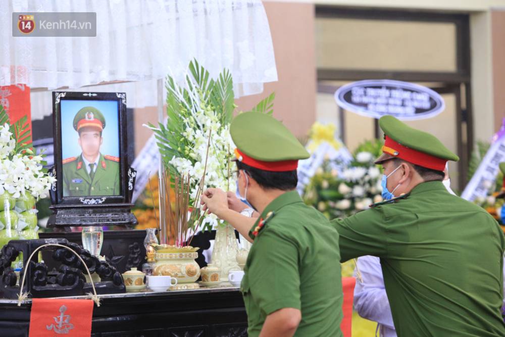 Nghẹn lòng lễ tang của 2 chiến sĩ công an hi sinh trong lúc truy bắt nhóm đua xe cướp giật: Đồng đội ơi!-12