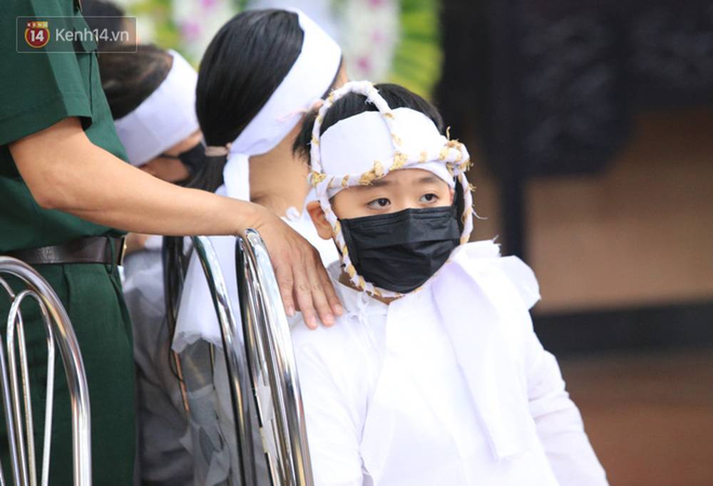 Nghẹn lòng lễ tang của 2 chiến sĩ công an hi sinh trong lúc truy bắt nhóm đua xe cướp giật: Đồng đội ơi!-13