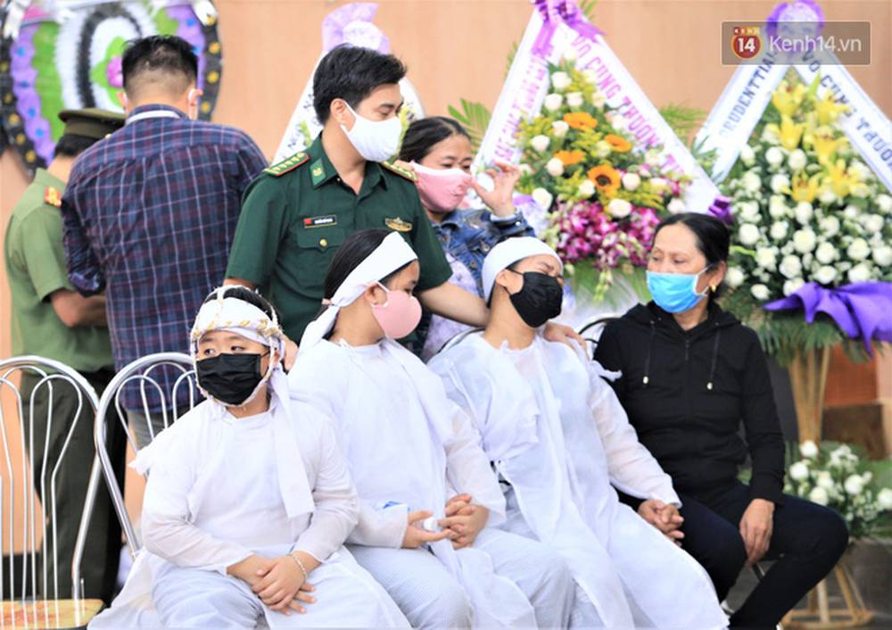 Nghẹn lòng lễ tang của 2 chiến sĩ công an hi sinh trong lúc truy bắt nhóm đua xe cướp giật: Đồng đội ơi!-14