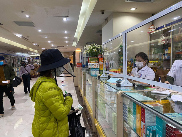 Người dân chủ động cách xa 2 mét để chống COVID-19: Chưa bao giờ thấy mọi người ý thức tự giác cao đến thế!-7