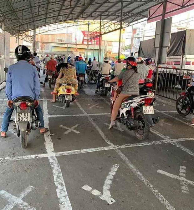 Người dân chủ động cách xa 2 mét để chống COVID-19: Chưa bao giờ thấy mọi người ý thức tự giác cao đến thế!-10