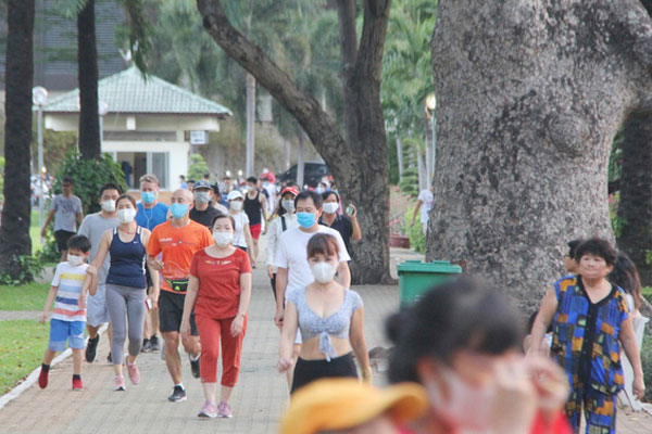 Ngày đầu áp dụng xử phạt người ra đường không lý do: Hiện chúng tôi chỉ nhắc nhở, sau hôm nay sẽ xử lý những người không chấp hành-12