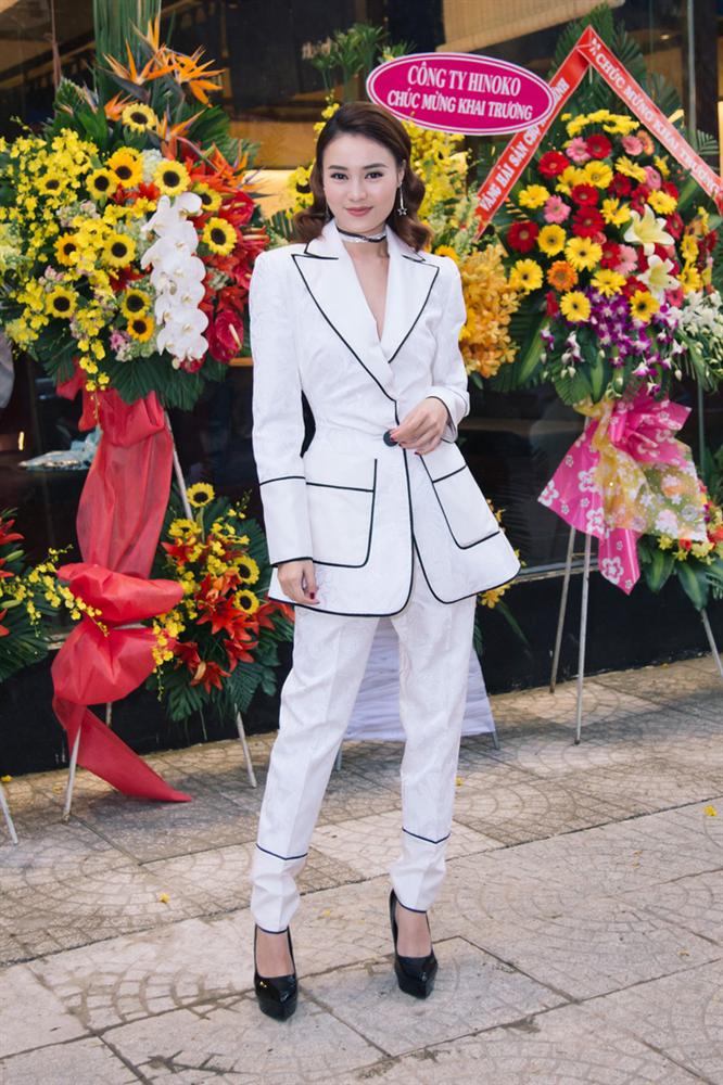 Đẹp là thế nhưng Lan Ngọc cũng có 4 pha mặc lỗi để đời: Nhẹ thì phụ kiện lạc quẻ, nặng thì thắm từ đầu tới chân-9