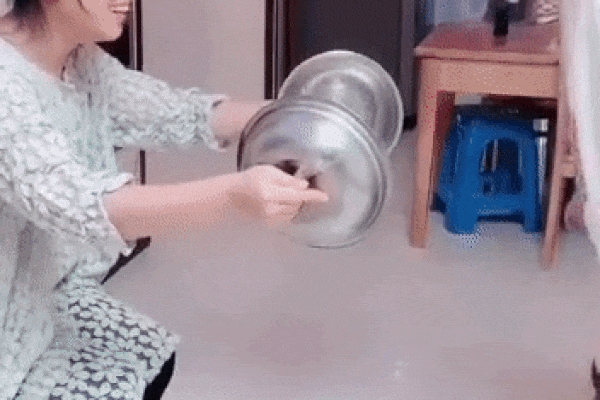 Khi phụ huynh nghỉ dịch ở nhà: Bà ngoại biểu diễn thời trang 