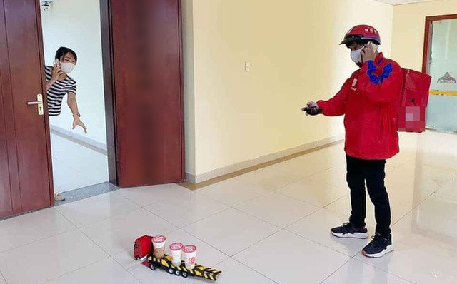 Giao hàng qua cần câu 2m, chuyển đồ bằng flycam ngàn USD-2