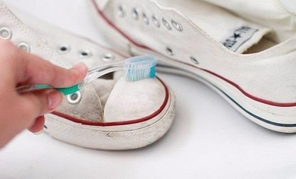 How to Remove Mold Stains from<a href='https://meo.tips/beauty/dont-stash-your-summer-shorts-just-yet-try-these-tips-to-revamp-your-fall-winter-style/' rel='dofollow' class='onpage-seo' > Sneakers</a> quickly and effectively-1″><em>Quick and effective way to remove mold stains from sneakers</em></p>
<p style=