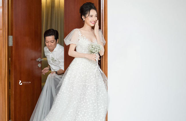 Hé lộ thêm hình ảnh hiếm trong lễ đính hôn bí mật cho thấy Trường Giang yêu chiều Nhã Phương đến cỡ nào-2