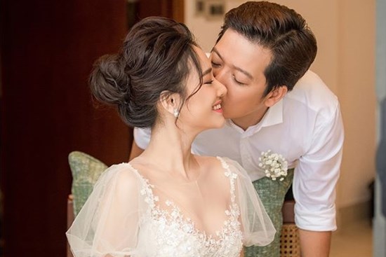 Hé lộ thêm hình ảnh hiếm trong lễ đính hôn bí mật cho thấy Trường Giang yêu chiều Nhã Phương đến cỡ nào
