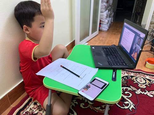 Học online thời COVID-19: Nghiêm túc giơ tay phát biểu, vẫn mặc đồng phục thắt khăn đỏ-1