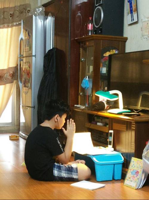 Học online thời COVID-19: Nghiêm túc giơ tay phát biểu, vẫn mặc đồng phục thắt khăn đỏ-2