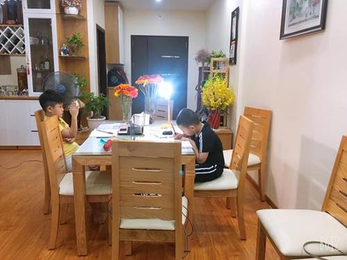 Học online thời COVID-19: Nghiêm túc giơ tay phát biểu, vẫn mặc đồng phục thắt khăn đỏ-3