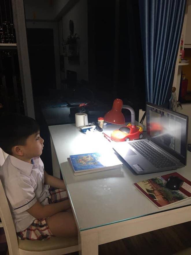 Học online thời COVID-19: Nghiêm túc giơ tay phát biểu, vẫn mặc đồng phục thắt khăn đỏ-5