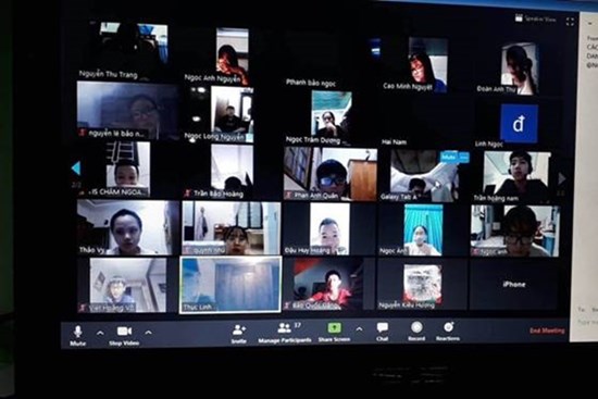 Học online thời COVID-19: Nghiêm túc giơ tay phát biểu, vẫn mặc đồng phục thắt khăn đỏ