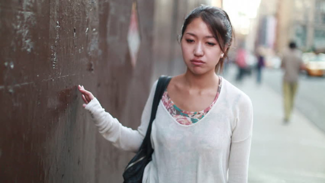 Được chồng giúp nấu cơm rửa bát, tôi chưa kịp mừng thì mẹ chồng đã chống nạnh mắng một câu khiến tôi và chồng đều choáng váng, các con cũng giận luôn bà nội-1