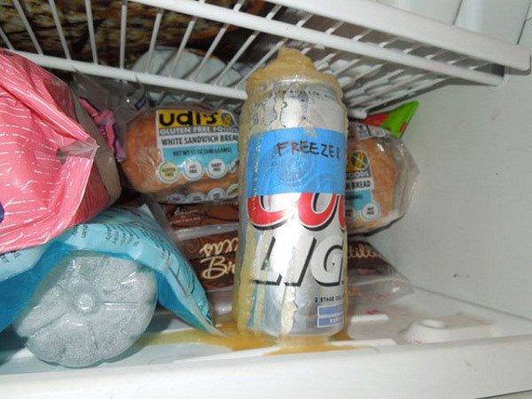 Putting carbonated drinks in the freezer, a common mistake that can cause the refrigerator to explode -1