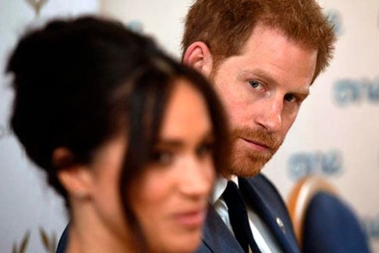 Cuộc sống nhà Sussex ở Mỹ: Harry cô đơn nơi đất khách quê người, phải phụ thuộc vào Meghan Markle nếu muốn định cư lâu dài