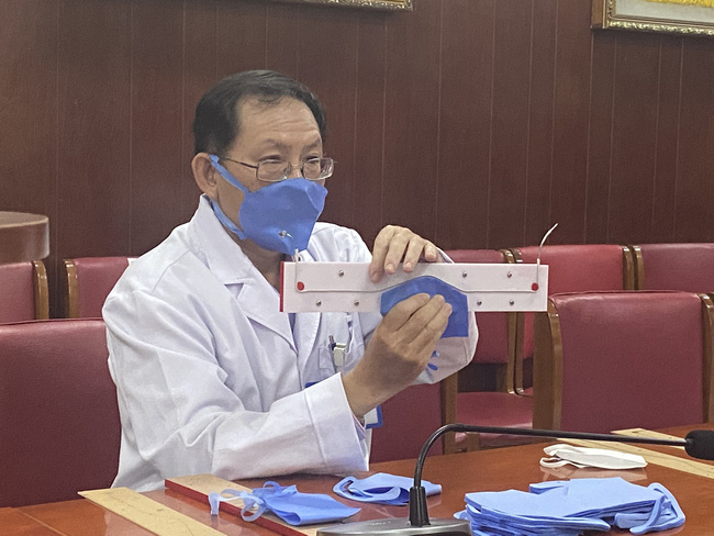 Bệnh viện ở TP.HCM tự chế khuôn dập khẩu trang độc, làm 3.000 cái mỗi ngày để bác sĩ dùng trong mùa dịch Covid-19-1
