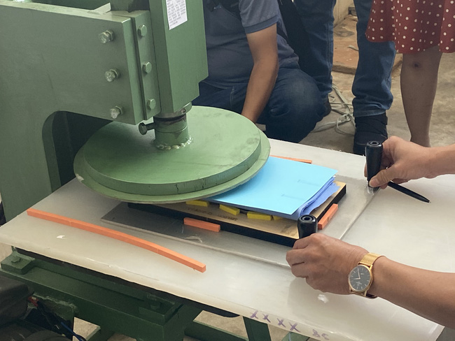 Bệnh viện ở TP.HCM tự chế khuôn dập khẩu trang độc, làm 3.000 cái mỗi ngày để bác sĩ dùng trong mùa dịch Covid-19-3