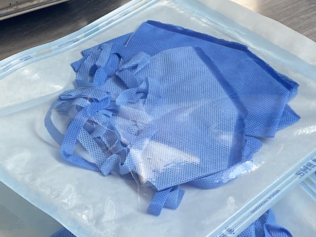 Bệnh viện ở TP.HCM tự chế khuôn dập khẩu trang độc, làm 3.000 cái mỗi ngày để bác sĩ dùng trong mùa dịch Covid-19-8