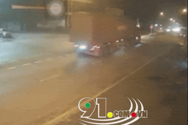 Taxi phóng tốc độ cao cày nát dải phân cách trên phố-1