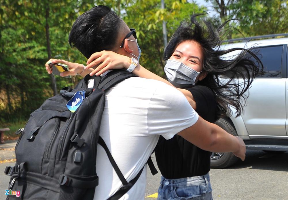Khoảnh khắc gặp lại người thân sau những ngày cách ly ở TP.HCM-1