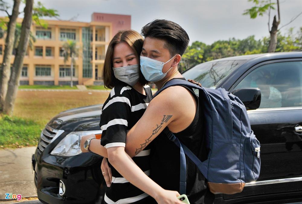 Khoảnh khắc gặp lại người thân sau những ngày cách ly ở TP.HCM-2
