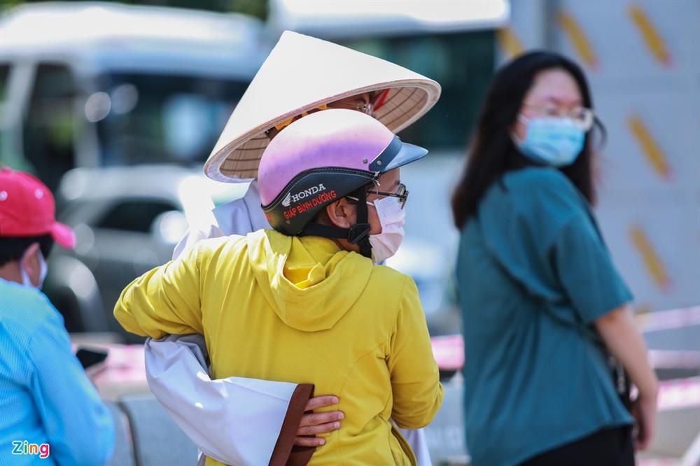 Khoảnh khắc gặp lại người thân sau những ngày cách ly ở TP.HCM-4