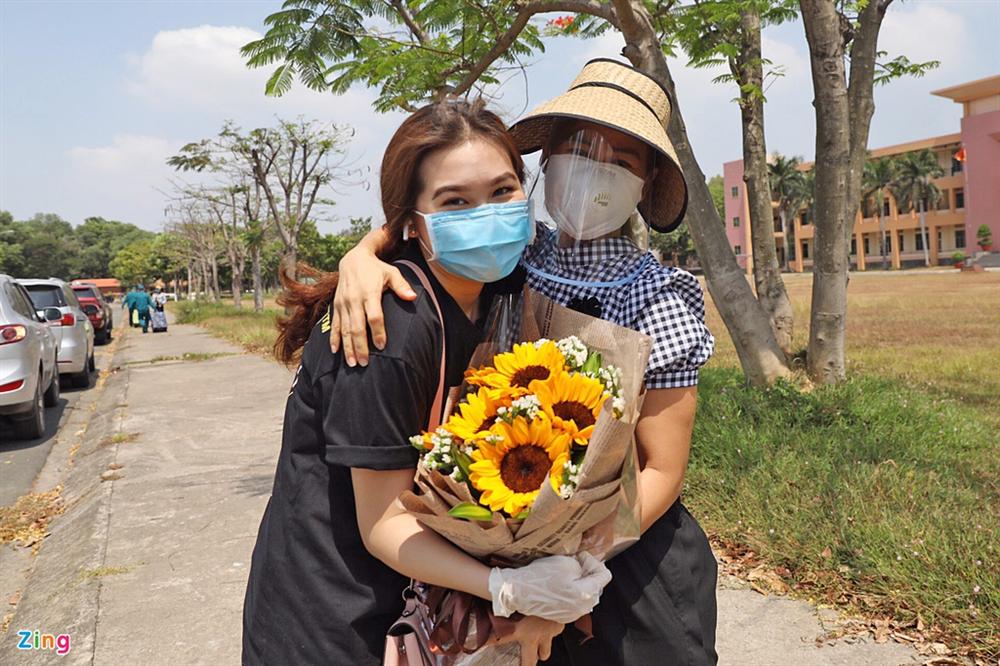 Khoảnh khắc gặp lại người thân sau những ngày cách ly ở TP.HCM-6