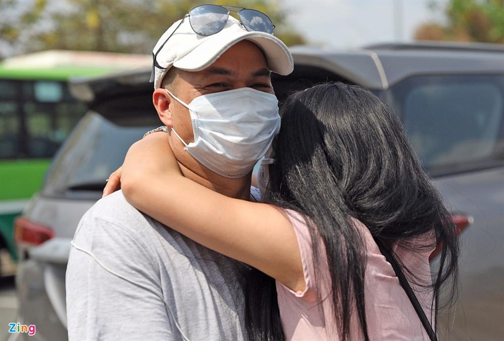 Khoảnh khắc gặp lại người thân sau những ngày cách ly ở TP.HCM-7