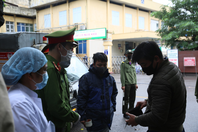Ngày đầu áp dụng xử phạt người ra đường không lý do: Hiện chúng tôi chỉ nhắc nhở, sau hôm nay sẽ xử lý những người không chấp hành-5