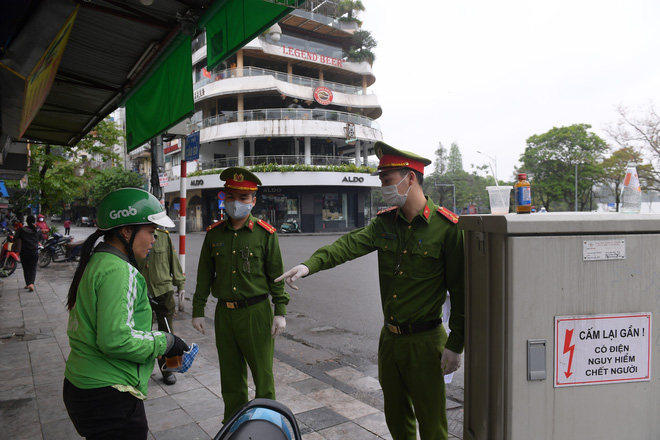 Ngày đầu áp dụng xử phạt người ra đường không lý do: Hiện chúng tôi chỉ nhắc nhở, sau hôm nay sẽ xử lý những người không chấp hành-7