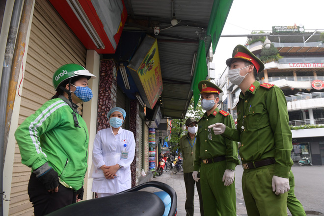 Ngày đầu áp dụng xử phạt người ra đường không lý do: Hiện chúng tôi chỉ nhắc nhở, sau hôm nay sẽ xử lý những người không chấp hành-4