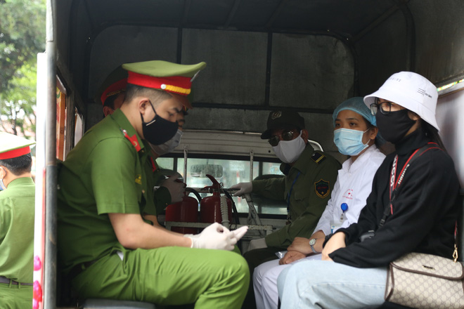 Ngày đầu áp dụng xử phạt người ra đường không lý do: Hiện chúng tôi chỉ nhắc nhở, sau hôm nay sẽ xử lý những người không chấp hành-10