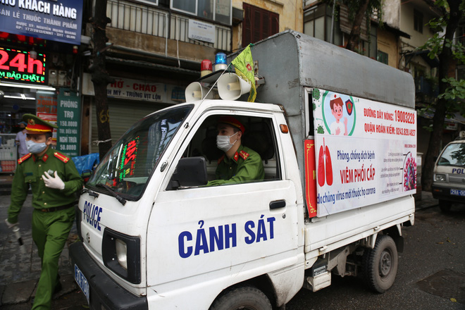 Ngày đầu áp dụng xử phạt người ra đường không lý do: Hiện chúng tôi chỉ nhắc nhở, sau hôm nay sẽ xử lý những người không chấp hành-11