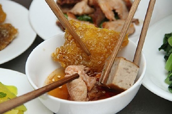 Về ra mắt cô gái xin bát nước chấm riêng liền bị cả nhà người yêu dè bỉu, còn bạn trai thì mắng xơi xơi: 