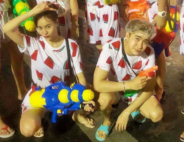 Sinh nhật Lan Ngọc, Chi Dân ôm hoa còn diện cả dress code trắng: Không nói dân tình cũng đoán ngay ra đi đâu rồi!-3