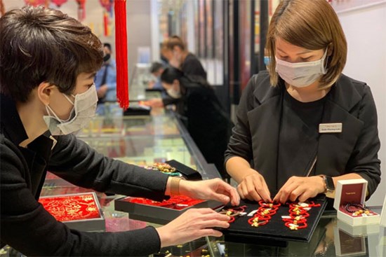 Giá vàng hôm nay 5/4: Giữ sức chờ thời