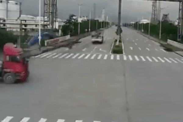 Tài xế buồn ngủ, ôtô lao xuống rãnh nước bên đường rồi lật nghiêng-1