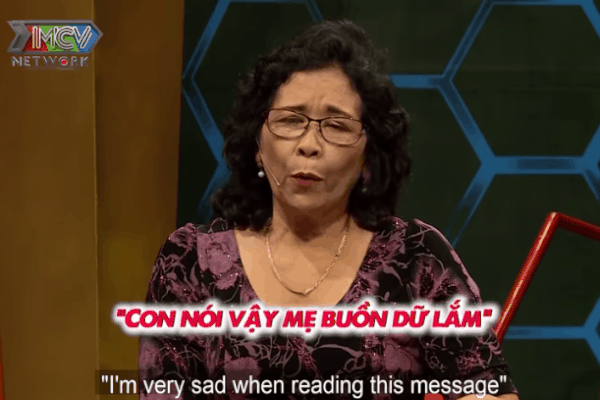 Thấy mẹ đùa cháu ngoại, con dâu trong phòng gửi tin nhắn khiến mẹ chồng 