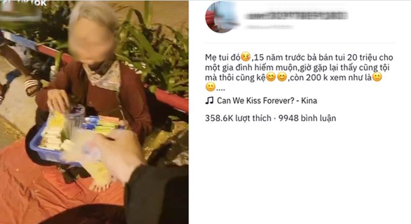 Một đoạn clip gây tranh cãi: Thấy bà cụ bán hàng rong bên đường liền chạy tới ủng hộ, nào ngờ đó là mẹ ruột từng đem mình cho người khác-1
