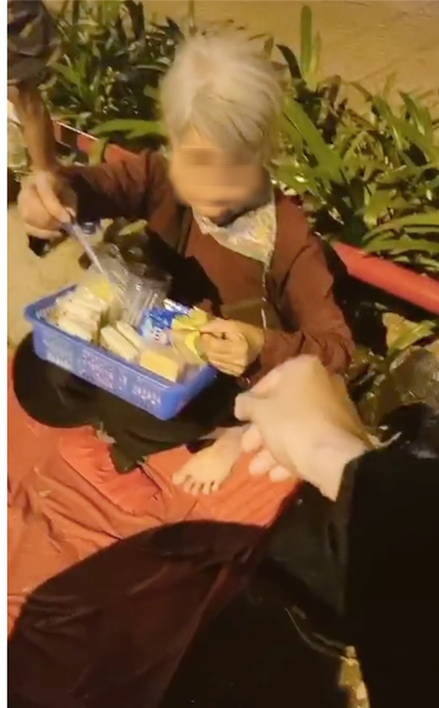 Một đoạn clip gây tranh cãi: Thấy bà cụ bán hàng rong bên đường liền chạy tới ủng hộ, nào ngờ đó là mẹ ruột từng đem mình cho người khác-2